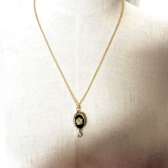 Black and gold tone  rose vintage pendant necklace - Picture 3 of 9